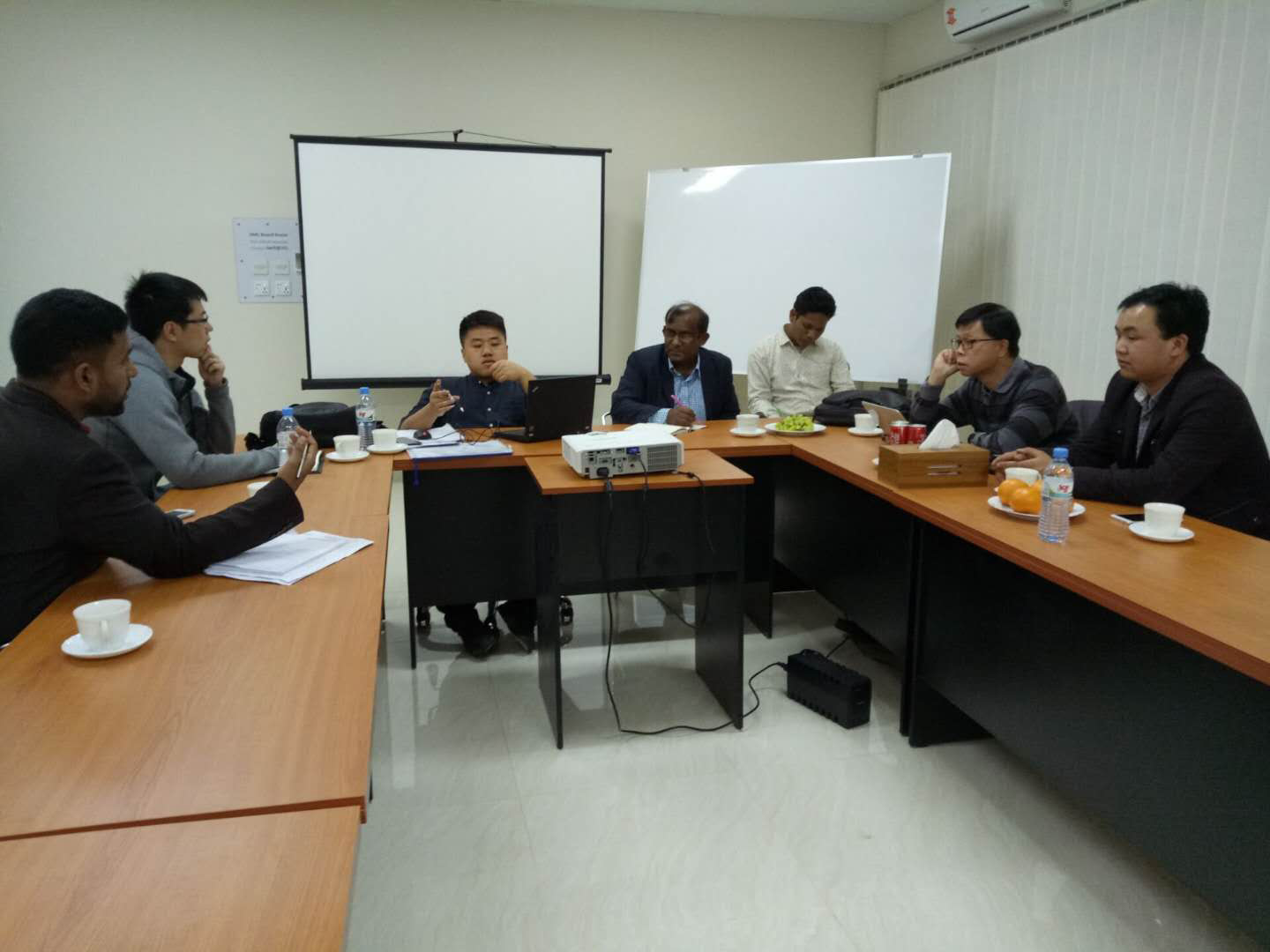 2018年11月20日美国SENGER空调公司驻孟加拉工厂考察团到我司现场技术交流会议,并取得圆满成功,目前相关设备已于投入正常使用。